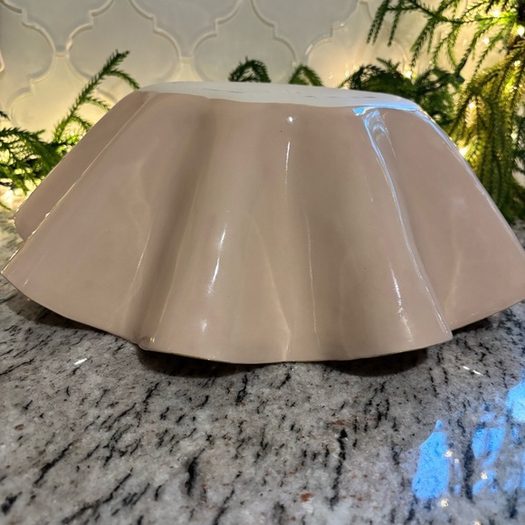 Susan Gordon Pottery Wavy Heritage Bowl in Blush - Picture 4 of 7